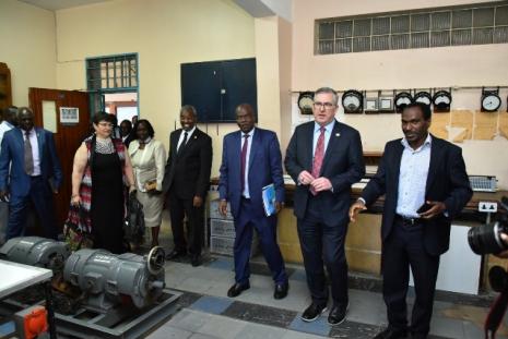 The chairman Prof. George Kamucha welcomes  Prof. Kirk Schulz, the 11th president of Washington State University and his delegation to Machines Lab. Accompanying  the delegation is the The Vice Chancellor Prof. Stephen Kiama, The Dean, Faculty of Engineering Prof. Gitau Ayub Njoroge among other university officials.